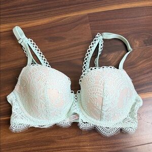 VICTORIAS SECRET MINT GREEN LINED DEMI BRA SIZE 34D